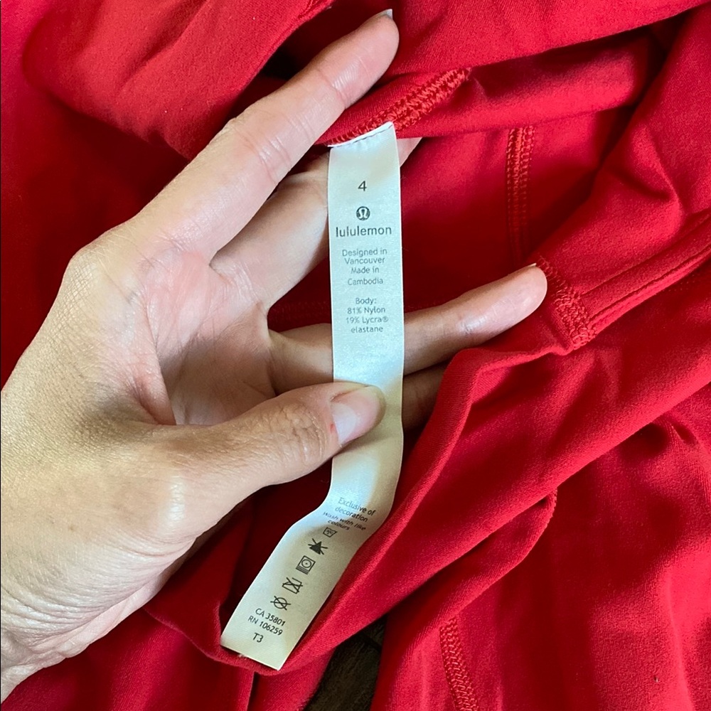 Lululemon womens size 4 capris EUC - Picture 2 of 3